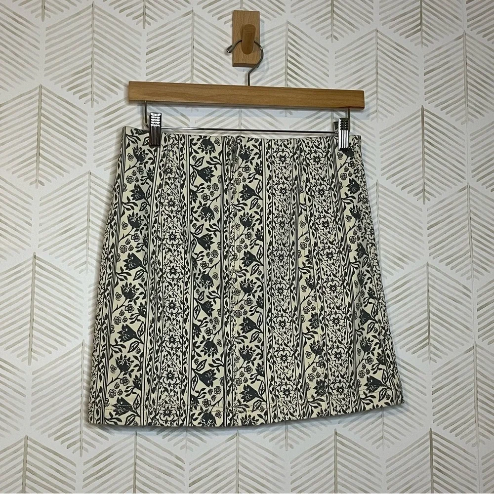 🔆 Free People floral lace Print Mini Skirt, Gray & cream, Back Zipper, Size 6